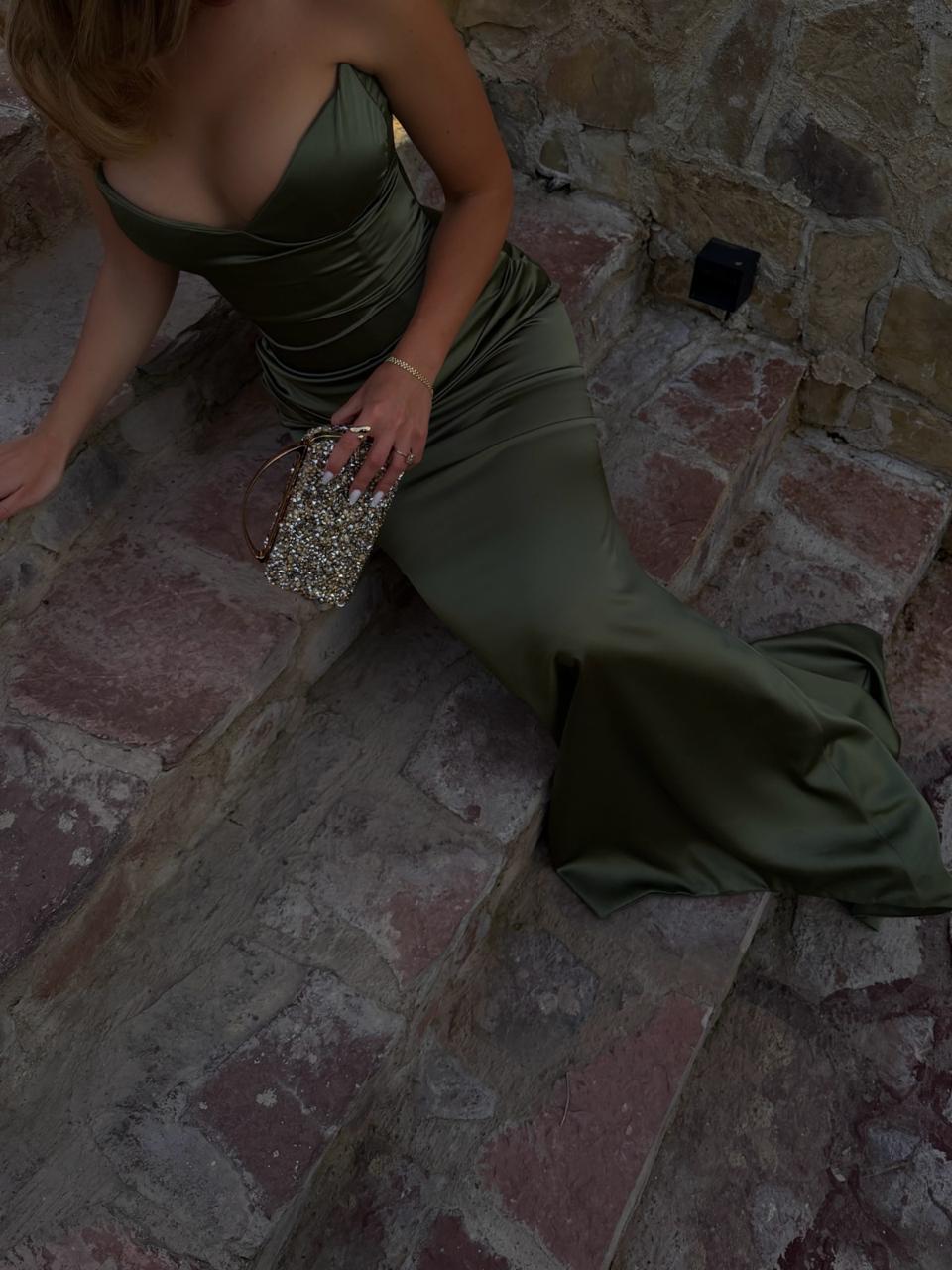 عميلة ترتدي Dodona Avdiu